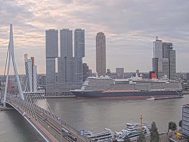 ms Queen Anne aan de Cruise Terminal Rotterdam tijdens Maiden Call